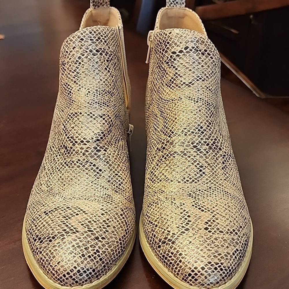 CORKYS Boutique Tan Snake Booties Sz 8
